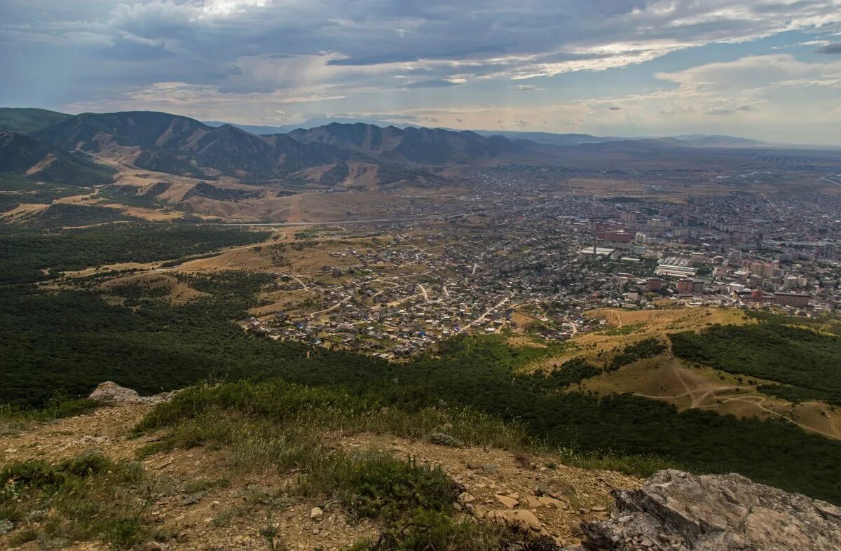 Гора тарки тау. Гора Тарки Тау в Махачкале. Гора Тарки-Тау и смотровая площадка. Гора Тарки Тау в Махачкале смотровая площадка. Тарки Тау Махачкала смотровая площадка.