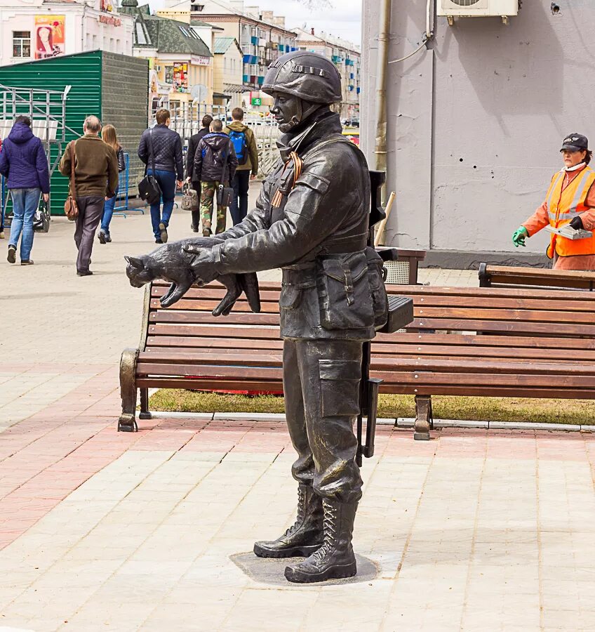 Вежливые твои. Памятник вежливым людям в Белогорске Амурской области. Памятник вежливым Амурская область памятники. Солдат с котом в Крыму памятник. Скульптура солдата.