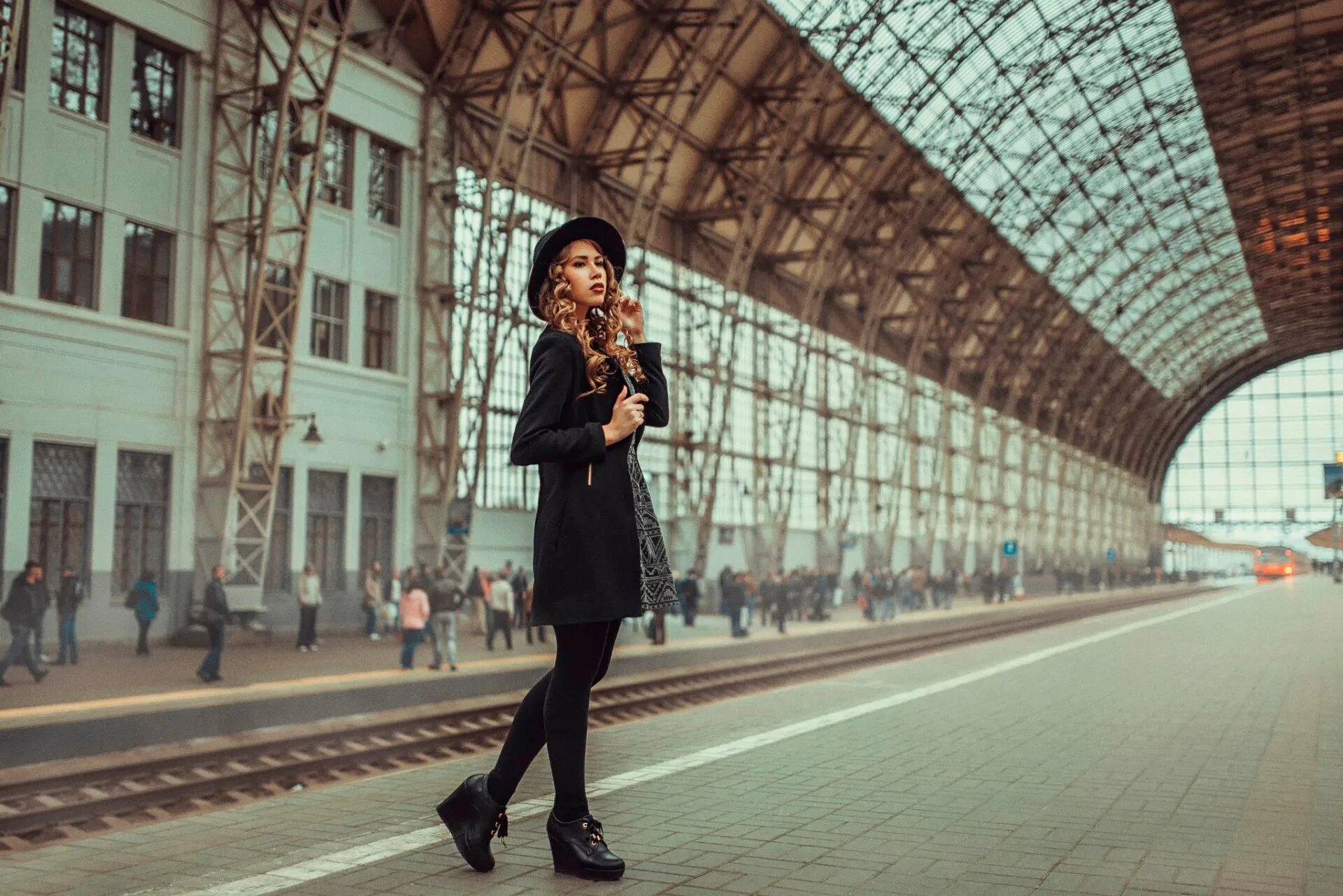 Girl station. Фотосессия с чемоданом на рельсах. Girl station. Девушка на вокзале. Девушка ждет на вокзале.