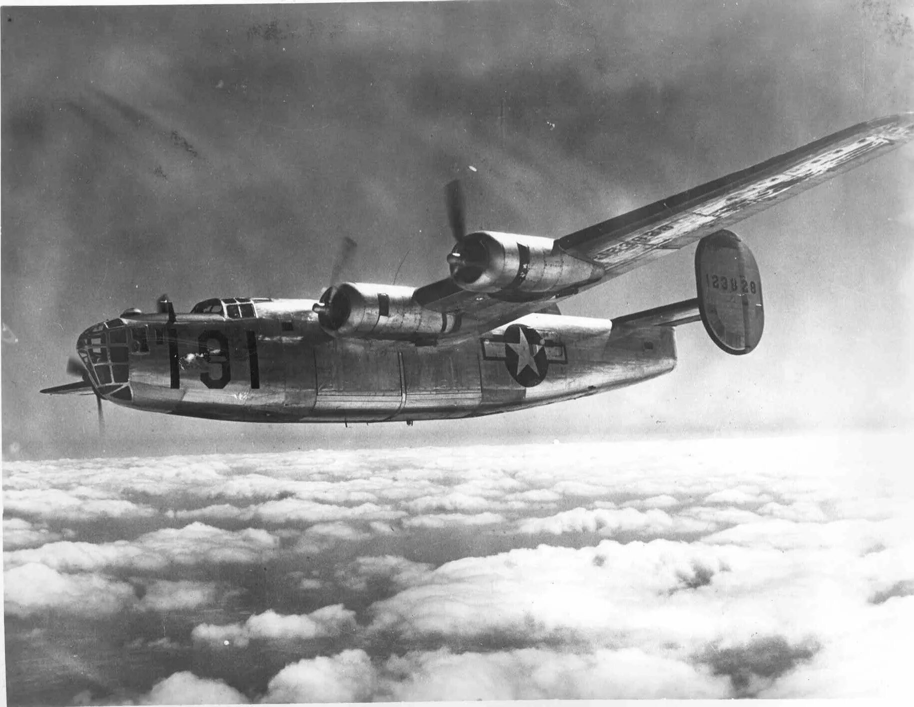 Б 24 рассказ. B-24 Liberator. Б-24 бомбардировщик. Бомбардировщик б 24 Либерейтор. Самолет в 24 Либерейтор.