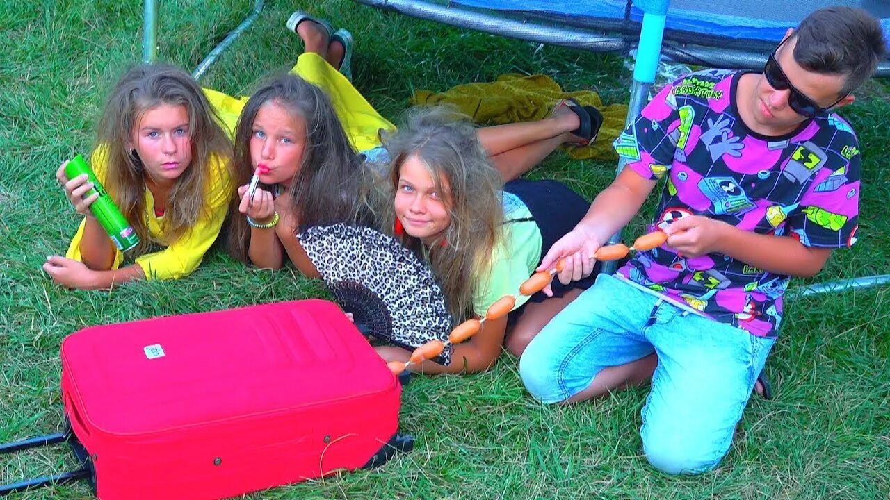 Даниэль бой влог в лагере. Даниэль бой старый лагерь. Девочки дол. Аня из канала даниэль бой. Даниэль бой старый лагерь.