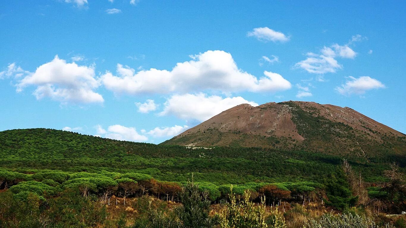 Mt vesuvius. Вулкан Везувий в Италии. Национальный парк Везувий. Гора Везувий Италия. Вулкан гора Везувий.