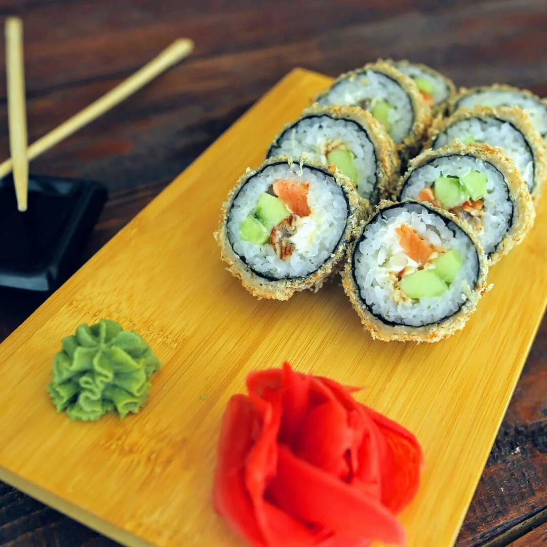 Начинка для суши в домашних условиях. Ингредиенты для суши. Суши разные. Начинки для роллов. Роллы с начинкой сверху.