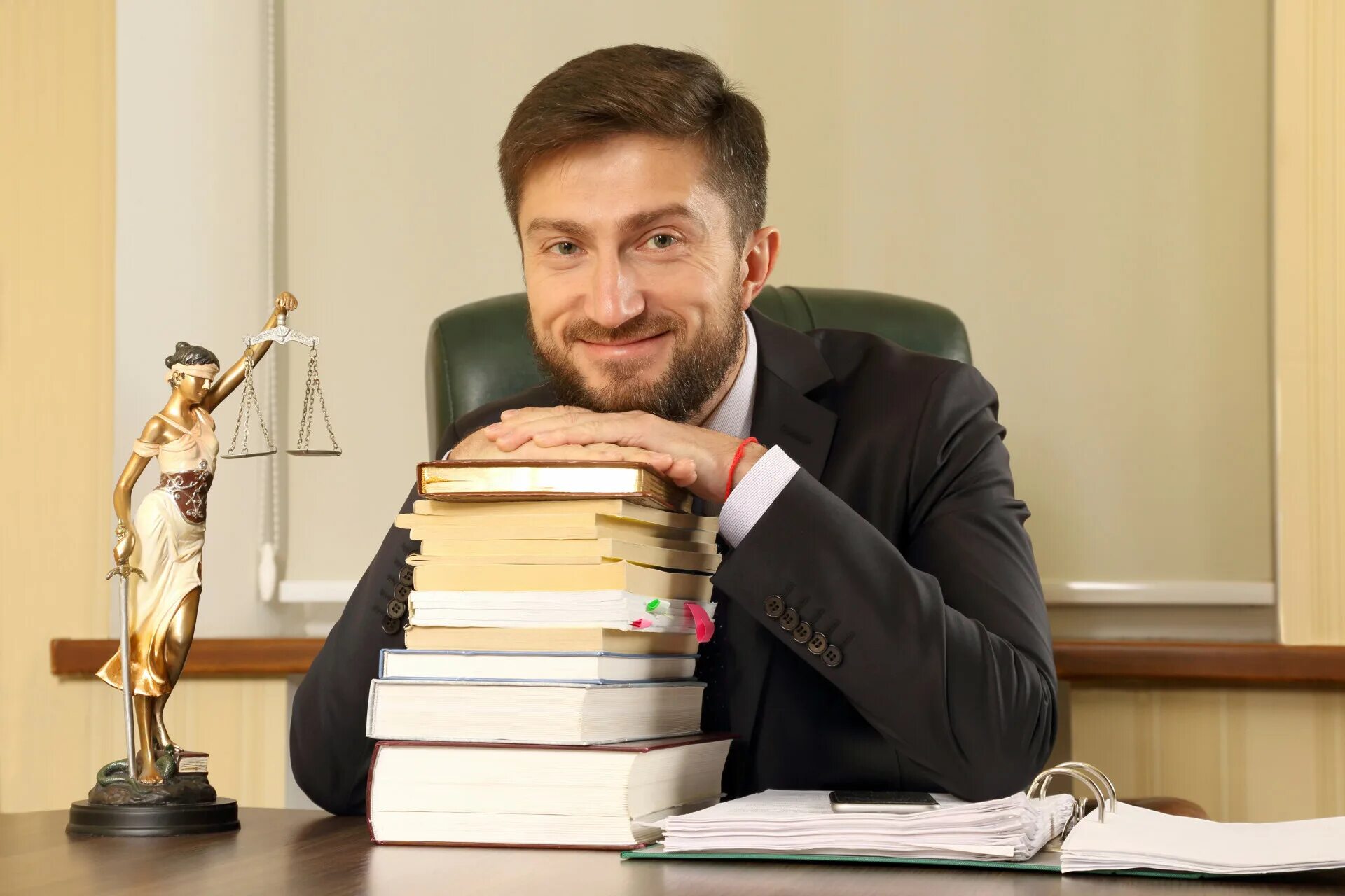 Консультация адвоката в москве. Мужчина юрист. Человек в костюме за столом. Мужчина в кабинете за столом. Успешный юрист.