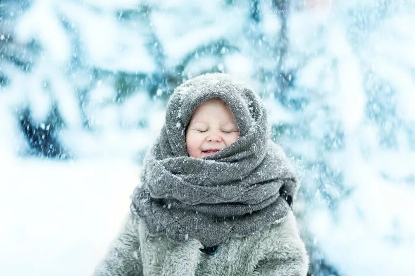 Девочка в белом пуховом платке. Зима для детей. Девушка в варежках. Теплый маленькие девочки. Красивые малыши.