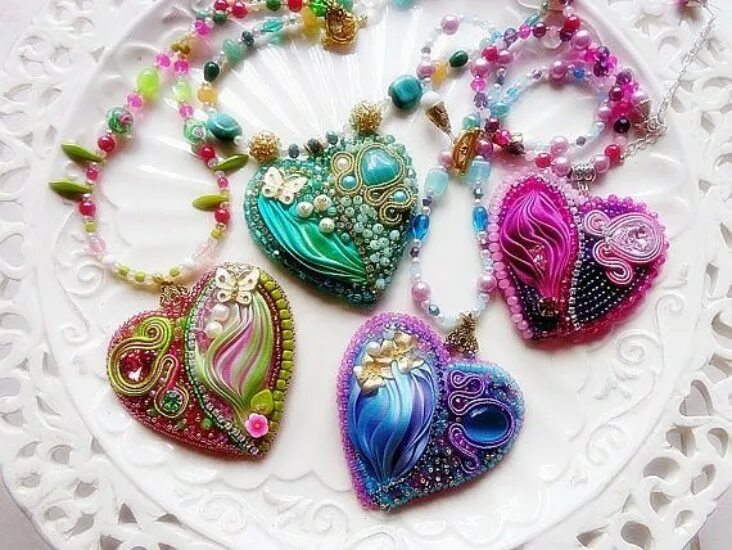 Украшение на шею. Украшения из камней. Колье на шею. Стильные бусы. Роскошное колье из жемчуга.