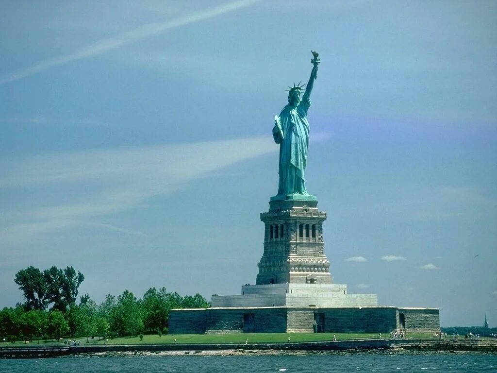 Памятник другое название. Статуя свободы Нью-Йорк. Статуя свободы в Париже. Музей статуи свободы в Нью-Йорке. Америка Филадельфия статуя.