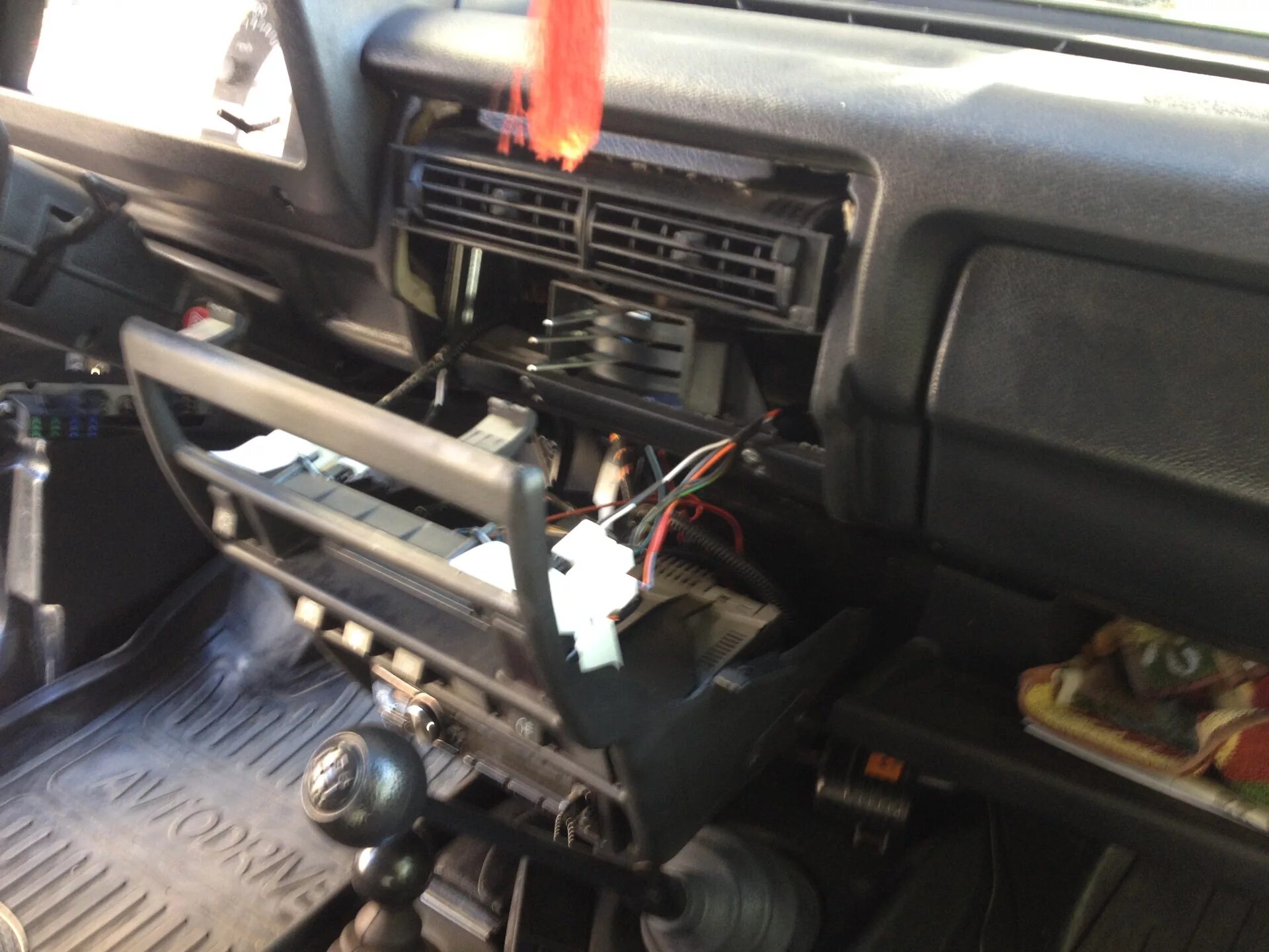 Воздуховод нива 21214. Воздуховод нива 21214. Воздуховод нива 21214. Заглушка магнитолы ваз 2107. Центральный воздуховод нива урбан.