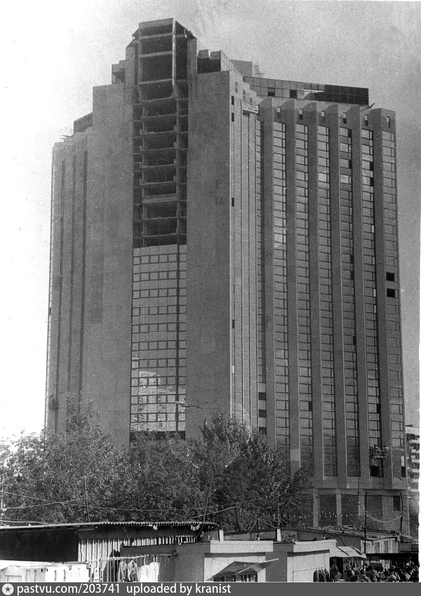 Сокольники 90 лет. Гостиница сокольники недострой. метро сокольники гостиница. сокольники в 90-е. метро сокольники 90.