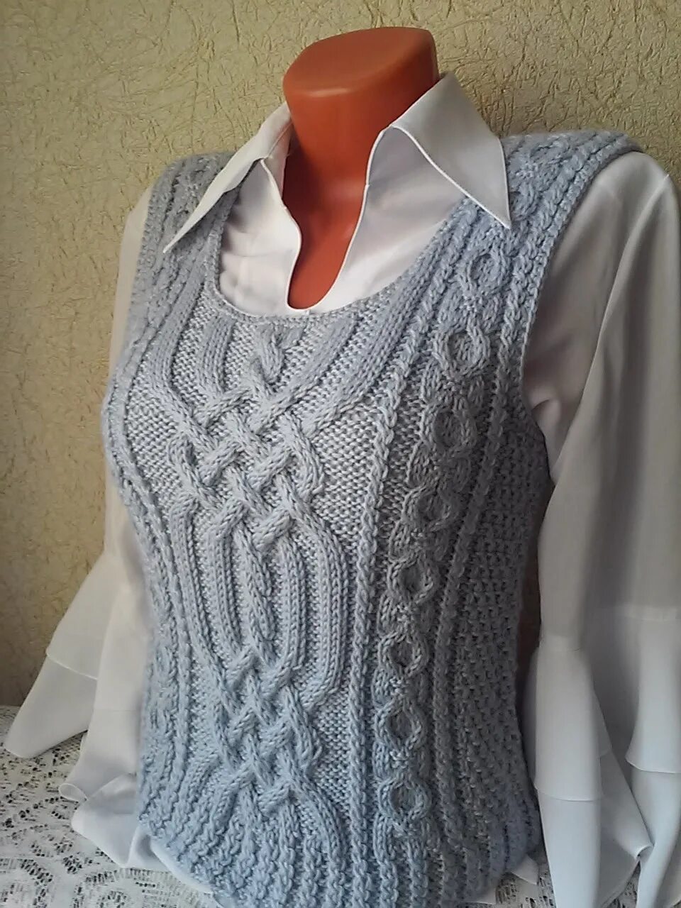 Спицы женский красивый жилет. Жилет с аранами. Жилет Marina Knit. Жилет вязаный. Красивые вязаные жилетки.