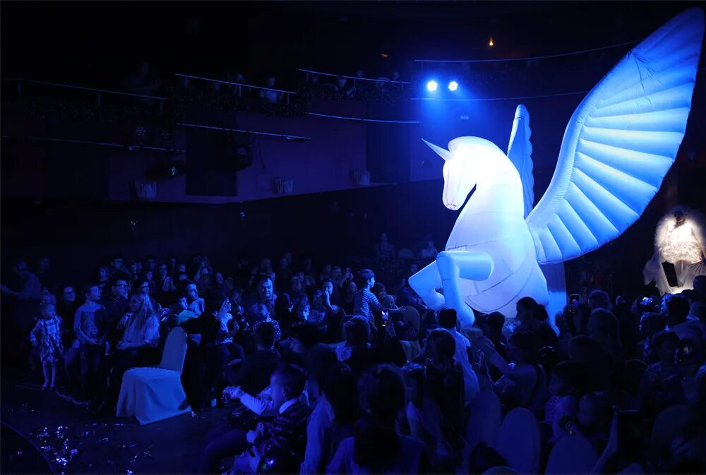 Лунозавр спектакль спб. Дворец олимпия санкт-петербург лунозавр. дворец олимпия тайна лунозавра. лунозавр и солнечный дракон.