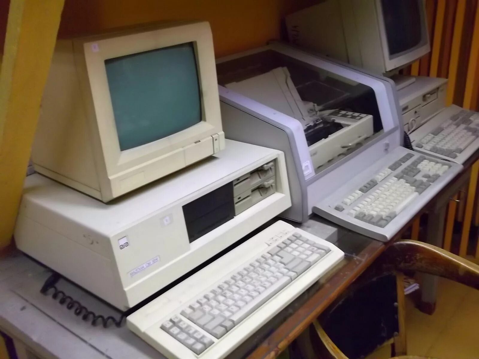 Вычислительная машина информатика. Вычислительной техники. Электронно вычислительная техника. Компьютер первого поколения ЭВМ. Советские ЭВМ.