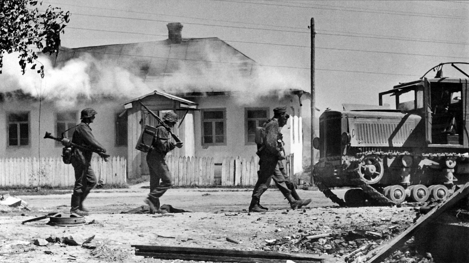 Фашистская деревня. Украинские деревни в оккупации 1941. Советские солдаты в деревне 1941.