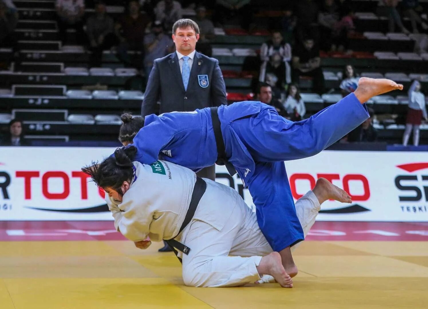 Грузинские дзюдоисты. Татами париж дзюдо. Гран при дзюдо париж татами. Дзюдо женщины. Гран при дзюдо париж.