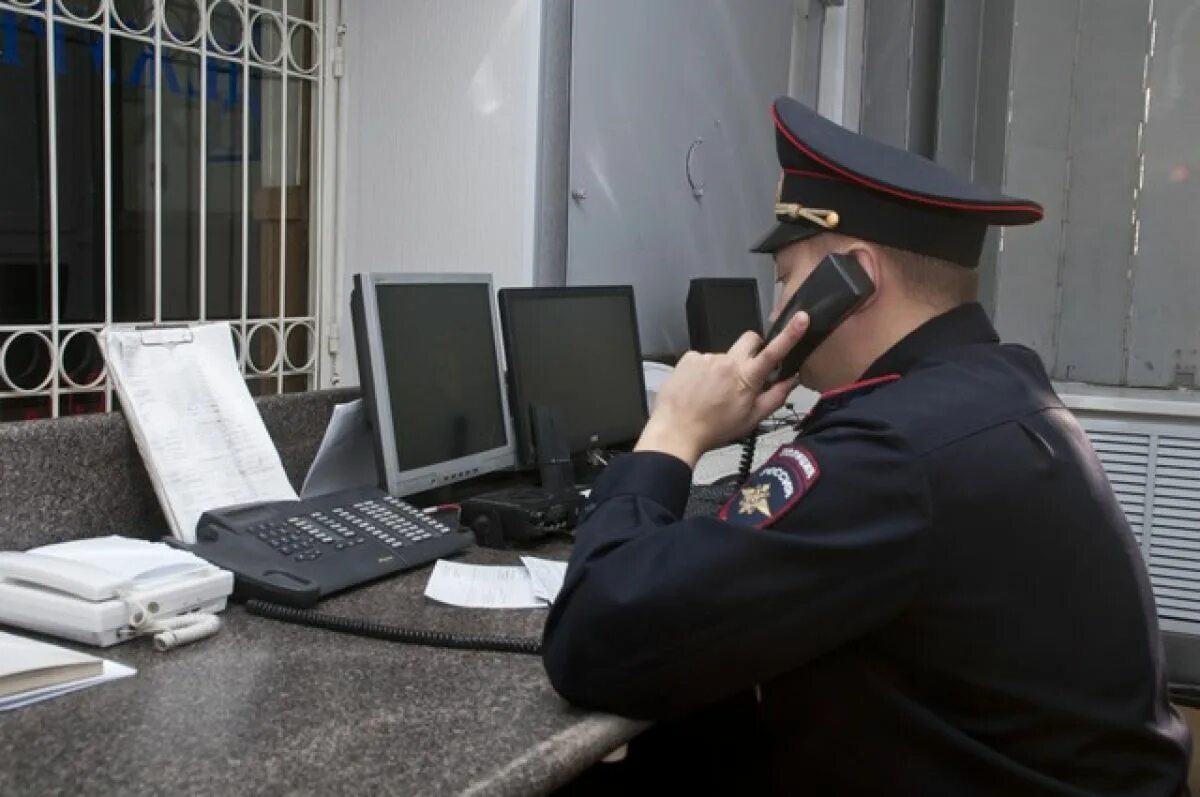 Полицейский с телефоном. Полицейский за телефоном. Звонок в полицию. Полицейский дежурной части с телефоном. Звонок участкового