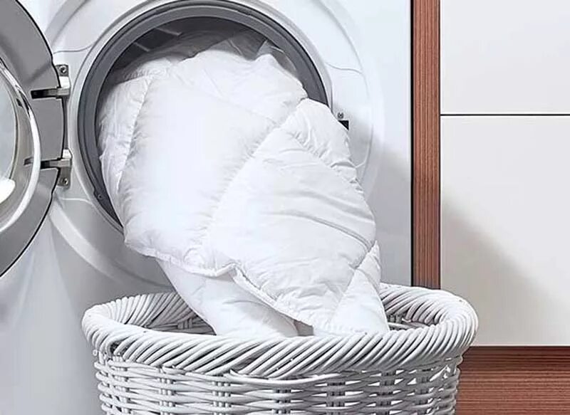 Можно ли стирать перьевые подушки в стиральной. Стирка одеяла. Одеяло в стиральной машине. Стиральная машина для пледов и одеял. Стирка пледов.