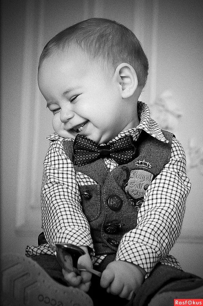 Мальчишка стесняется. Мальчишка стесняется. Задумчивое выражение лица. Эмоции детей застенчивость. Мальчишка стесняется.