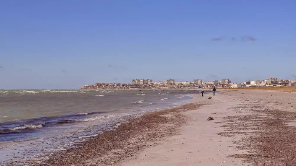 Каспийского моря дербент 2023. Каспийск море 2023. Каспийск набережная каспийского моря. Дагестан море. Calipso palace отель дагестан.