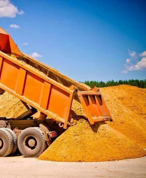 Глина камаз. Камаз с песком. Щебень самосвал камаз 65115. Суглинок камаз. Глина самосвал.