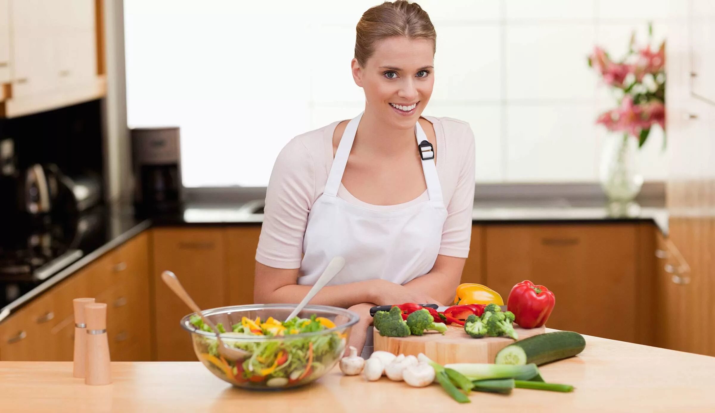 женщина на кухне. готовим в горшочках "харвест", 2005 г. книга о готовке. готовим вкусно отзывы. женщина на кухне.