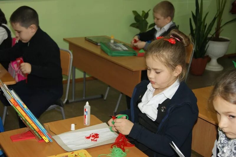 Урок творчества в начальной школе. Младшие школьники на уроке рисования. Младшие школьники мастерят. Занятия творчеством в начальной школе фотографии. Творческие уроки в начальной школе