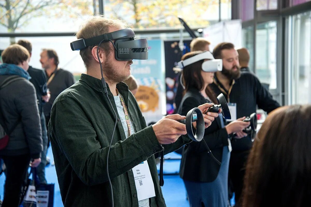 Vr дополненной реальности. Очки виртуальной реальности. технологии виртуальной и дополненной реальности. очки дополненной реальности. vr виртуальная реальность.