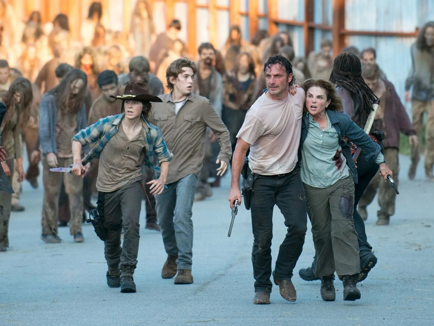 Включи зомби идет. Александрия из ходячих мертвецов. лагерь александрия ходячие мертвецы. фильм зомби апокалипсис выжить после. сериал про зомби ходячие мертвецы 1 сезон.