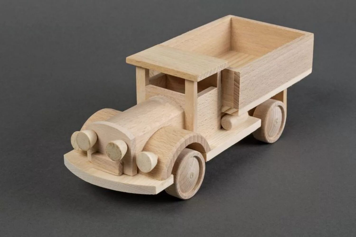 Машинка из дерева. Игрушка машинка из дерева. Деревянная машина для детей. Моделирование из дерева.