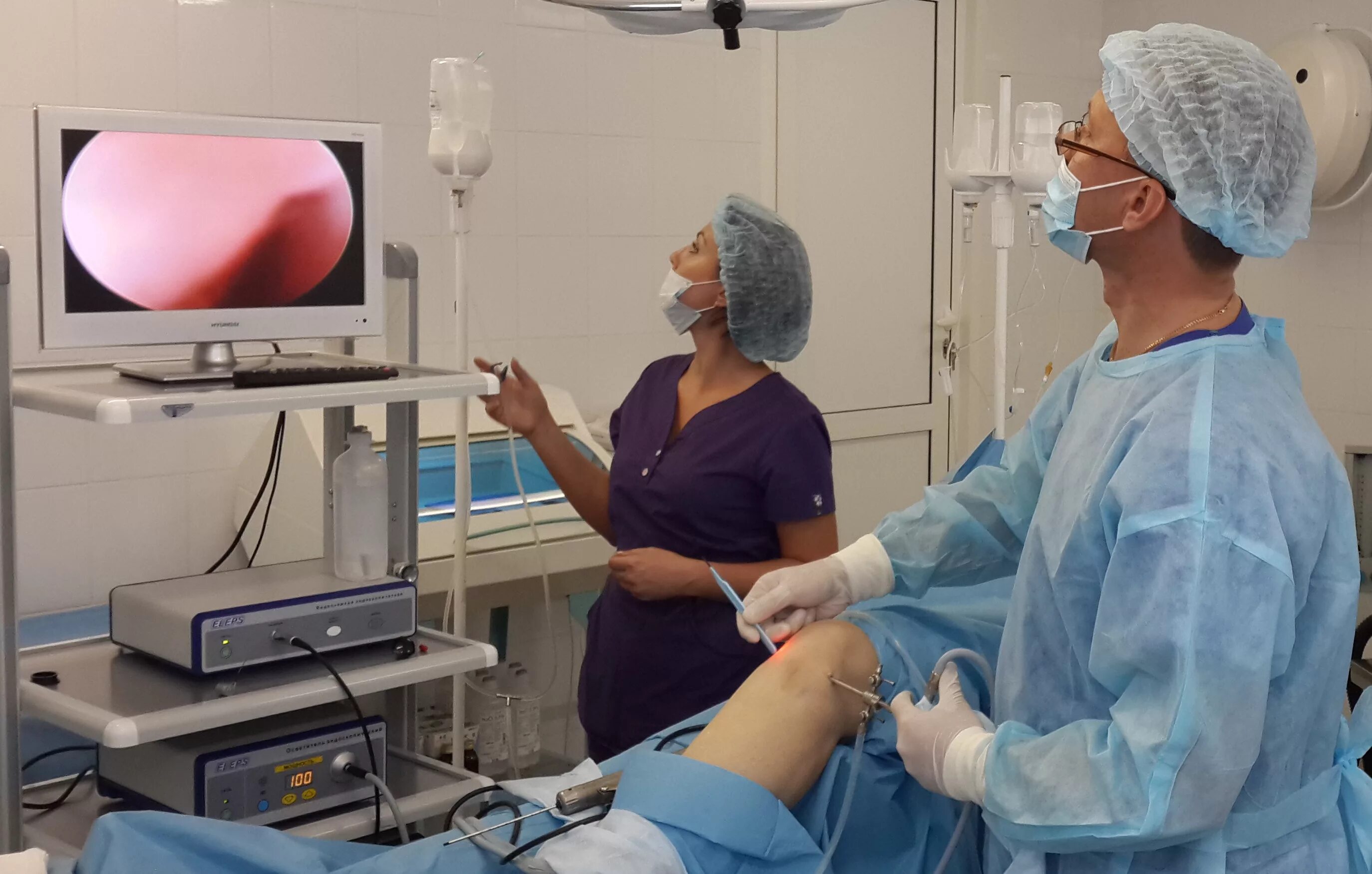 операция на колено артроскопия. операция артроскопия коленного. артроскопия коленного сустава повреждение мениска. артроскопия коленного сустава дренаж. артроскопическая хирургия коленного сустава.