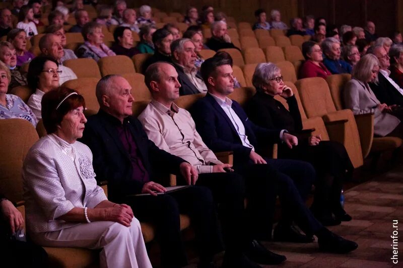 8 тысяч пенсионерам. Пенсионер с деньгами. Пенсионер с деньгами. Мошенники обманули пенсионерку. Проиндексированы социальные пенсии.