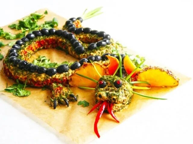 Салат в виде дракона на новый год. Рецепты на новый год 2024 дракона видео. Рецепты на новый год 2024 дракона видео. Новогодний салат дракон. Новогодний салат дракон.