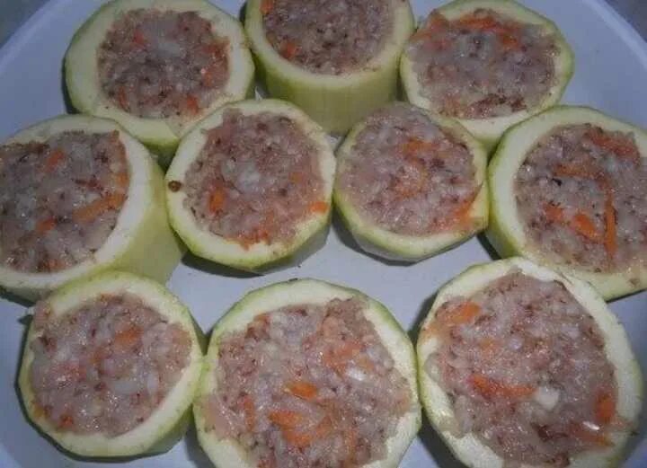 Кабачки фаршированные сыром на сковороде. Кабачки с фаршем на сковороде кружочками. Фаршированные кабачки с фаршем на сковороде. Кабачки с фаршем на сковороде кружочками. Процесс фарширования кабачков.