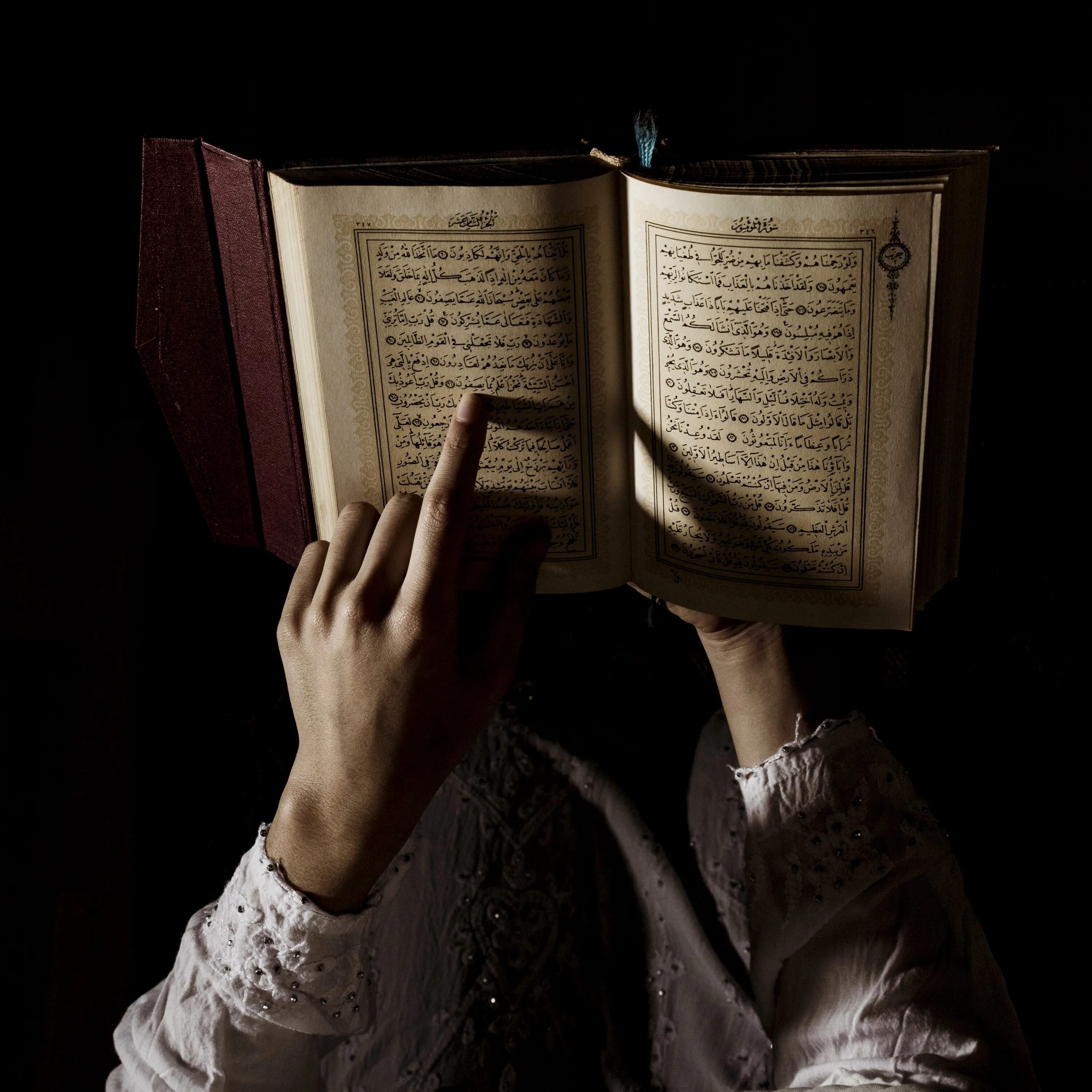 Читать коран в телефоне. Куран. Коран в темноте. Куран обличение.