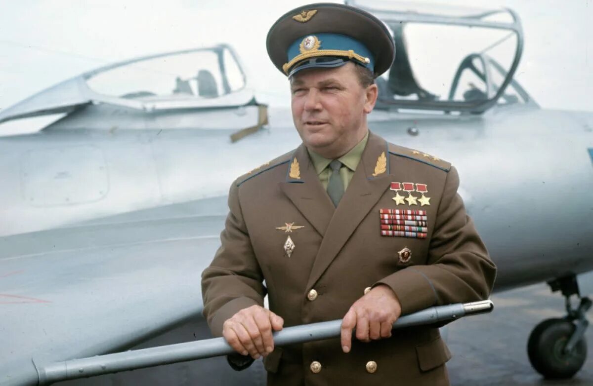 Кожедуб герой советского Союза. Летчики герои советского Союза Кожедуб. Маршал авиации Кожедуб.