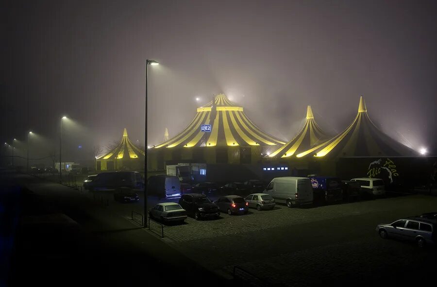 Цирк шапито снаружи. Цирк шапито эстетика. Цирк шапито оренбург. Цирковой шатер цирк дю солей. Солевое шапито.