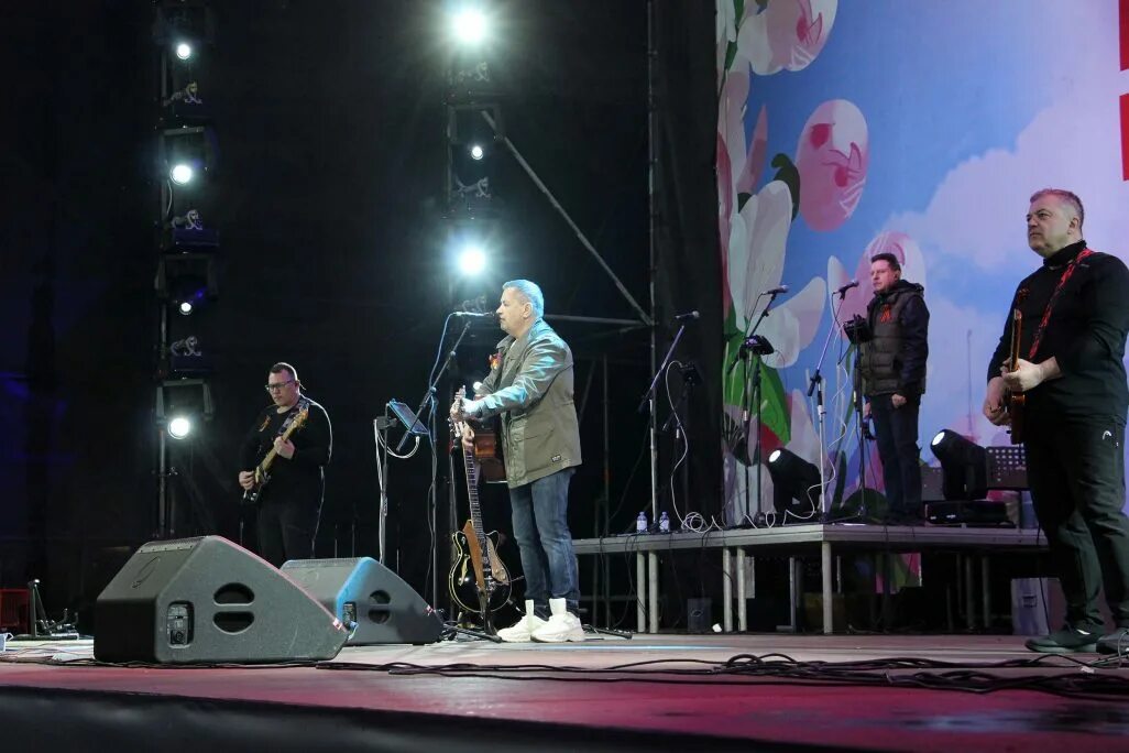 Группа любэ 35 лет концерт. Любэ Донецк. Любэ на Донбассе. Любэ концерт. Концерт в ДНР.