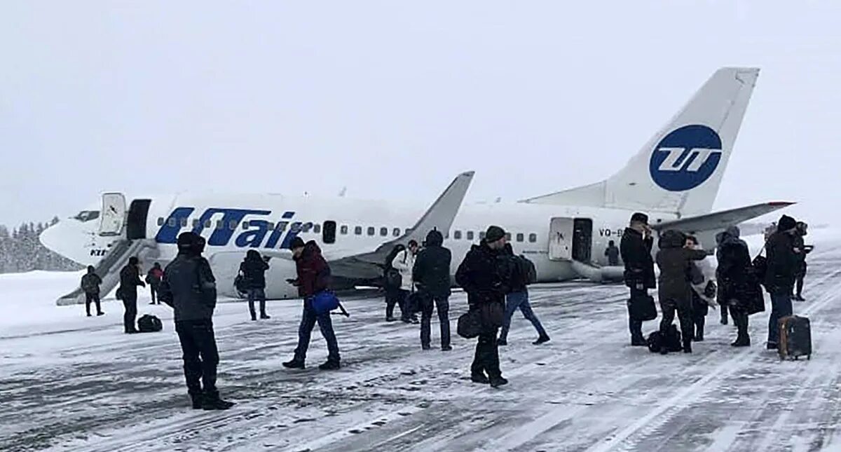 Тутуруту самолет. Boeing-737" в Усинске. Усинск ЮТЭЙР 737. Аэропорт Усинск Боинг 737. Самолёт Боинг 737 500 ЮТЭЙР.