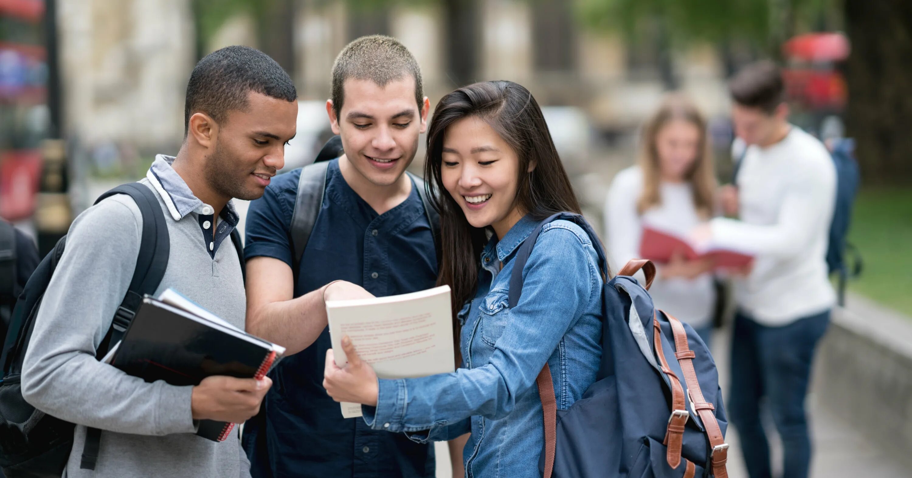 Works in college. Студенты американских колледжей. Студенты колледжа. Works in college. Студент с компьютером.