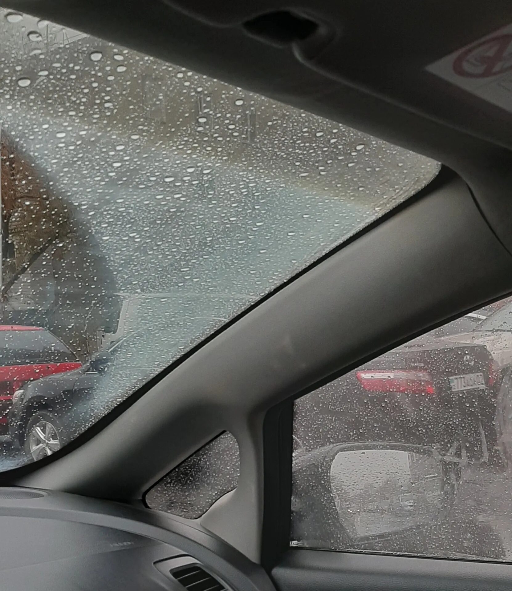 Машина запотевает в дождь. Запотевшее стекло автомобиля. Запотевание лобового стекла. Устраняем запотевание окон в авто. Пленка для стекол от запотевания.