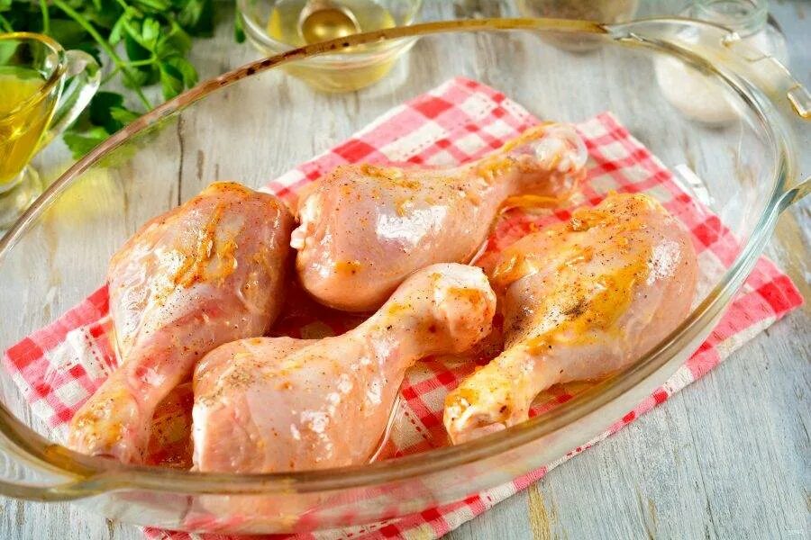 Маринованная курица на сковороде. Голень куриная в маринаде. Маринад для курицы. Куриные ножки в маринаде. Маринад для голени курицы.