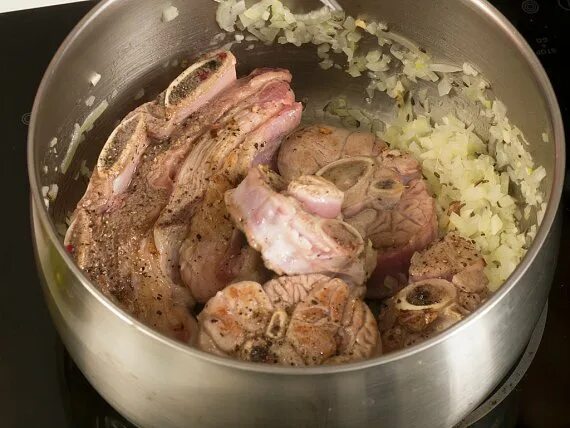 Отваривание мяса. Кости баранины что приготовить. Сколько варить баранину на кости для супа. Вареная баранина. Сколько варить баранину на кости для супа.
