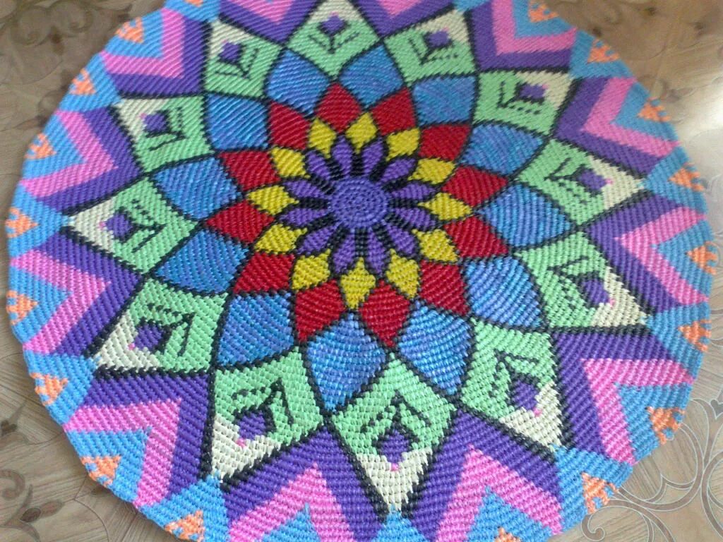 Вязаные коврики. Прямоугольный коврик из пакетов. Коврик из ниток для мочалок. Коврики связанные крючком. Коврик из полипропиленовой нити крючком.