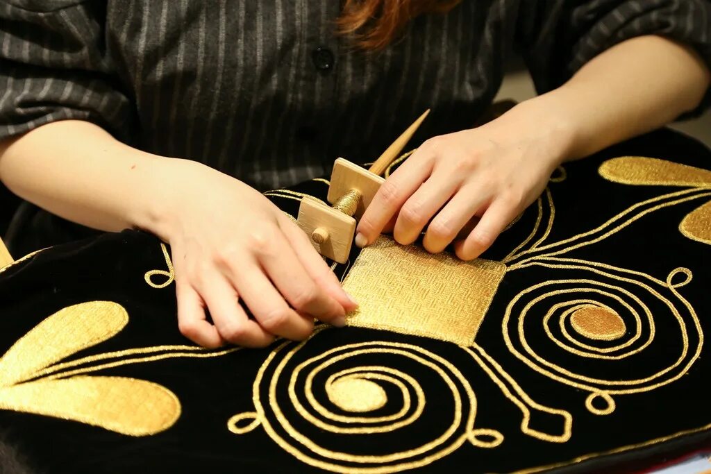 вышивка золотом. растительный орнамент золотное шитье. золотое шитье. золотное шитьё (золотыми нитями). узоры золотошвейного искусства бухары.