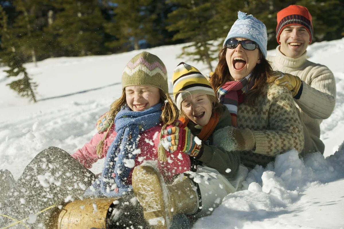 Нова радость. Новогодние каникулы. Зимние забавы. Развлечения зимой. Семья зимой.