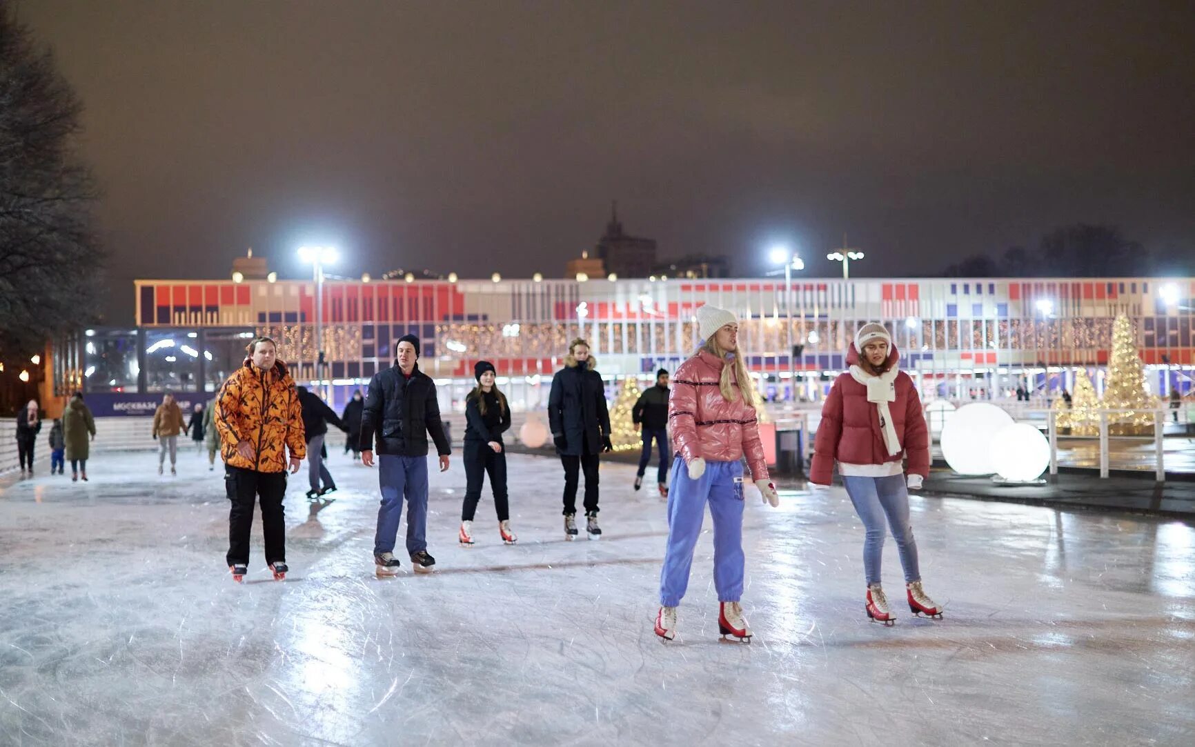 Каток где можно покататься. Парк Горького Москва каток. Каток в парке Горького 2022. Парк Сокольники каток лед. Катки в Москве парк Горького.