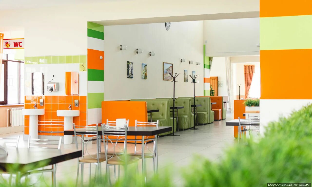 Оранжево зеленый магазин. Монетка магазин логотип. Магазин монетка фасад. Магазин с оранжевой вывеской. Комната с оранжевыми стенами.