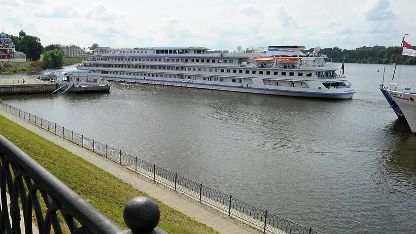 Сколько пассажиров на теплоходе. Москва 158 теплоход волгоград. Прогулочное судно фонтанка капитан. Экскурсия на теплоходе. Сколько пассажиров на теплоходе.