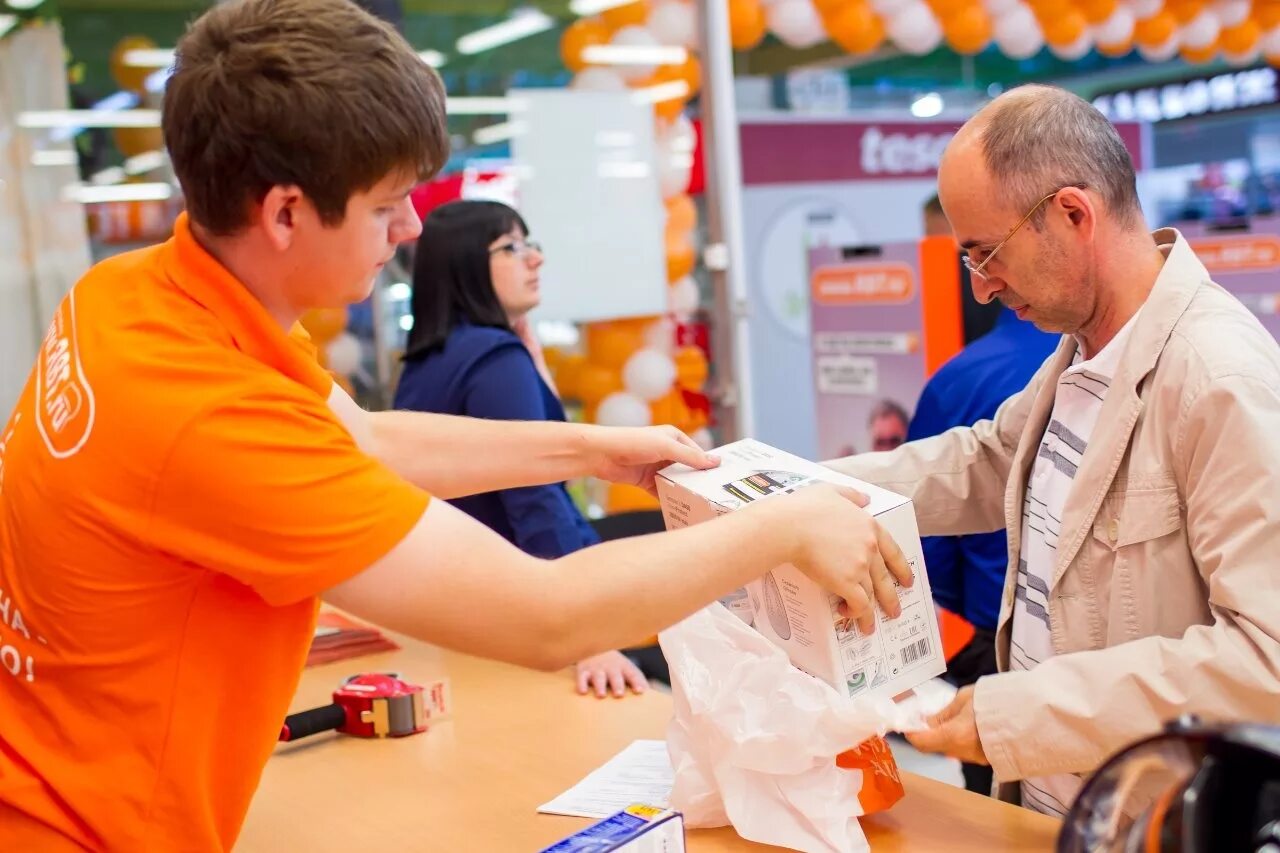 Покупатель в бытовая техника. Продавец и покупатель. Покупатель в магазине. Возврат товара. Продавец и покупатель возврат.