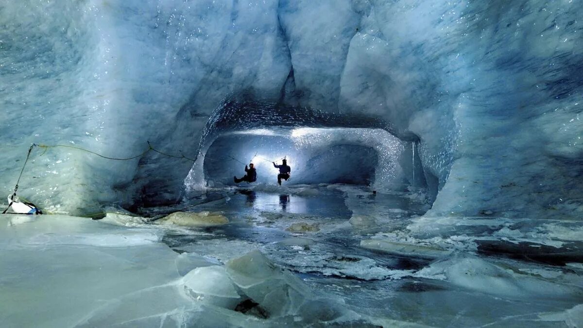 Подледные пещеры Антарктиды. Ледяные пещеры. Пещера в Антарктиде. Ледяные пещеры в Антарктиде. Затерянные в антарктиде
