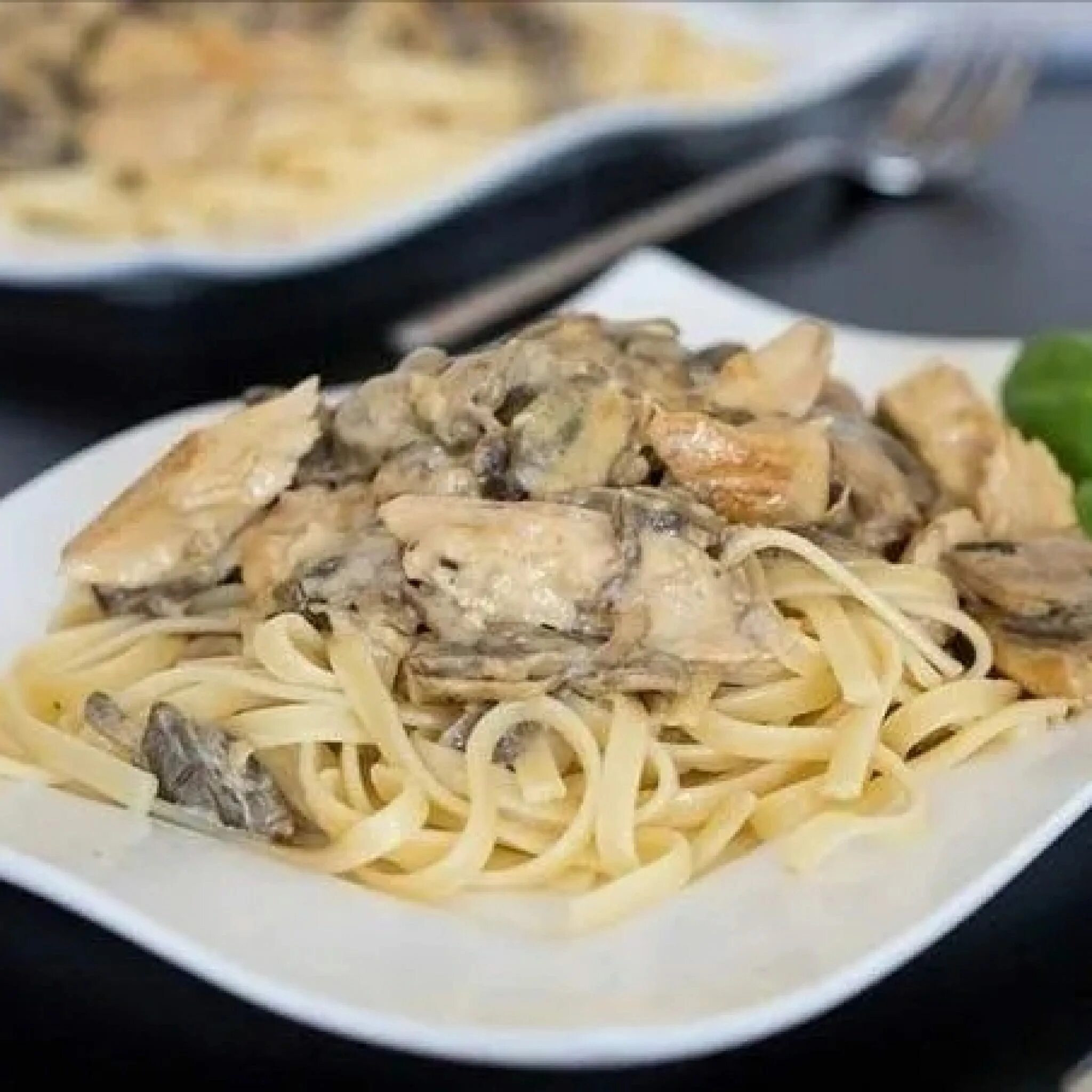 Макароны с грибами и курицей в сливочном. Тальятелле с филе и грибами в сливочном соусе. паста спагетти с грибами. паста с грибами в сливочном соусе. макароны с курицей и грибами.